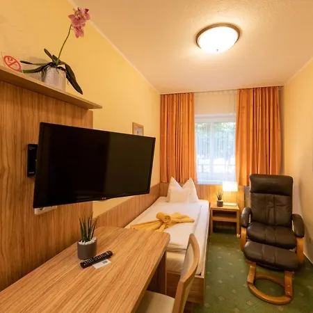 Zum Steinhof בית הארחה 3*