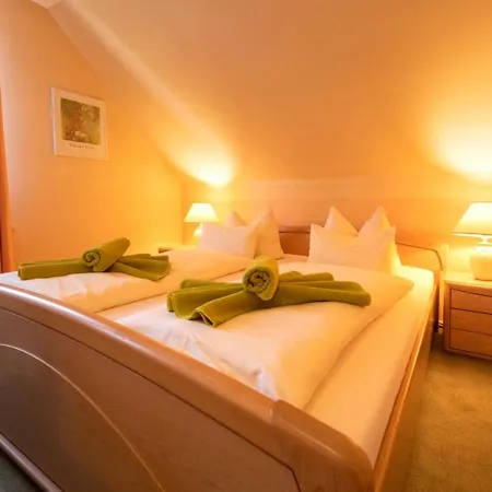 Zum Steinhof בית הארחה